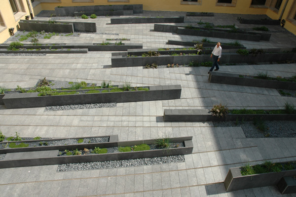 Le jardin du cloître de Neumünster tel que voulu par la paysagiste Agnès Daval. Les parties en galets permettent le drainage naturel de l'ensemble. (©Philippe Lepeut) 