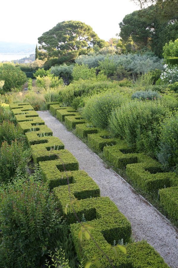 Avec des plantes de la garrigue et du maquis peut naître un jardin très contemporain. Conception : Louis Benech